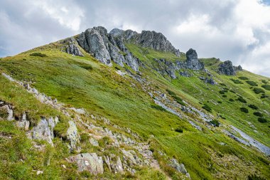 Geniş eyerden Hlupy Peak, Belianske Tatras Dağı, Slovakya Cumhuriyeti. Mevsimsel doğal sahne. Seyahat hedefi.