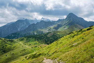 Medodoly, Slovakya 'dan yüksek Tatras manzarası. Mevsimsel doğal sahne. Seyahat hedefi.