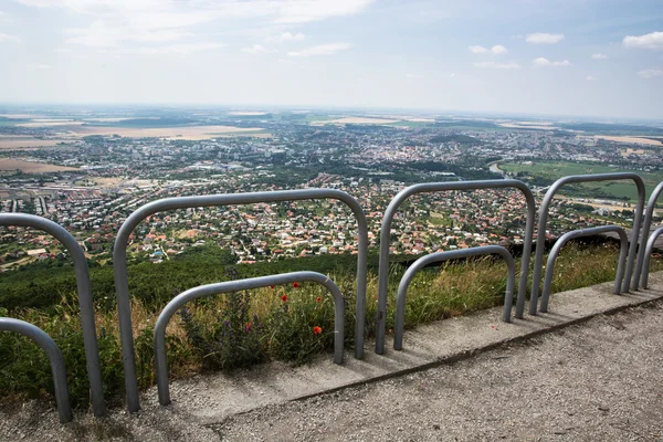 Metallgeländer und Stadt im Hintergrund — Stockfoto