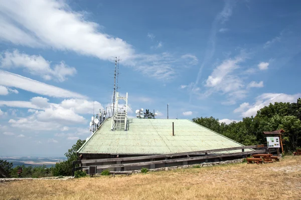 Telhado com antenas de telecomunicações — Fotografia de Stock