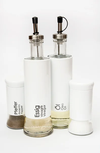 Frascos isolados de pimenta, sal, vinagre e óleo — Fotografia de Stock