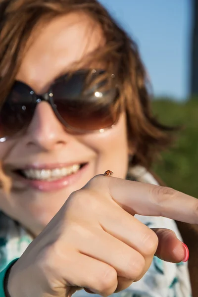 Morena sorridente com joaninha bonito — Fotografia de Stock