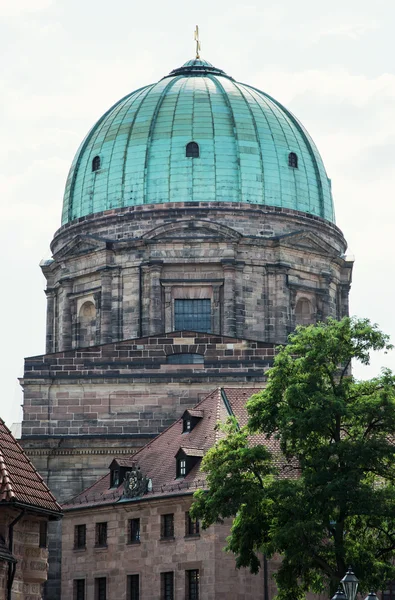 ニュルンベルクでのエリザベート教会のドーム — ストック写真