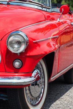 Kıdemli kırmızı araba