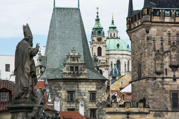 在布拉格圣尼古拉斯教堂和镇桥塔 — 图库照片
