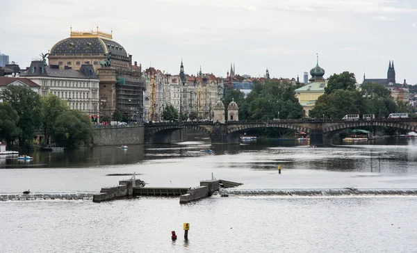 Řeka Vltava, národního divadla a most legií v Praze — Stock fotografie