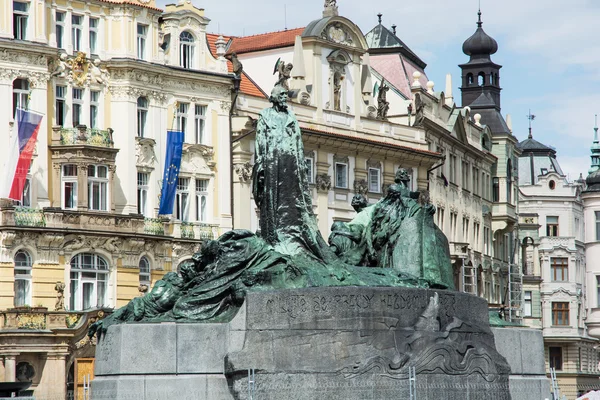 Jan Hus monument, Old town square in Prague — Stock Photo, Image