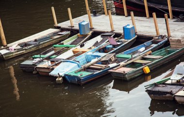 Eski renkli tekneler