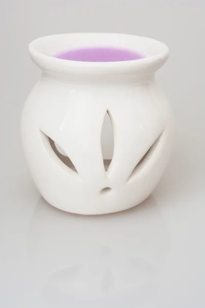 Candelabro de cerámica con cera púrpura perfumada — Foto de Stock