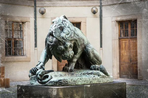 Statue de lion dramatique — Photo