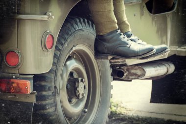 Jeep üzerinde oturan asker