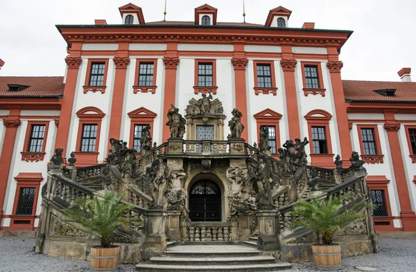 Facade with beautiful sculpture of Troja castle in Prague — Stock Photo, Image