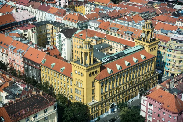 Teléfono antiguo y oficina central de telégrafo Zizkov, Praga —  Fotos de Stock