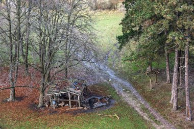 Yaprak döken ağaçlar ve yol ile kış natu altında eski ahşap barınak