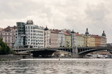 Ev ve Jiraskuv Köprüsü Prag şehirde dans