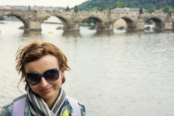 Młoda kobieta turystycznych i Most Karola w Pradze — Zdjęcie stockowe