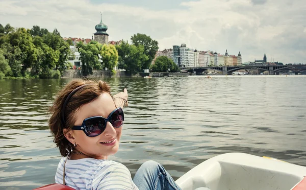 Mujer joven en el barco, Vltava, Praga — Foto de Stock