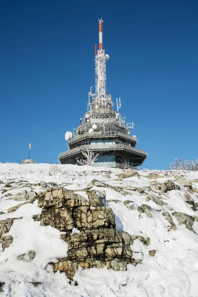 Torre de telecomunicações na colina de Zobor perto da cidade de Nitra em vitória — Fotografia de Stock