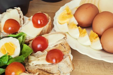 Yumurta, domates ve yeşil salata ile ekmek