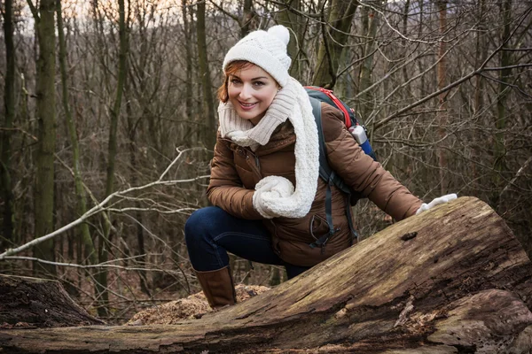 Giovane turista donna in una foresta decidua — Foto Stock