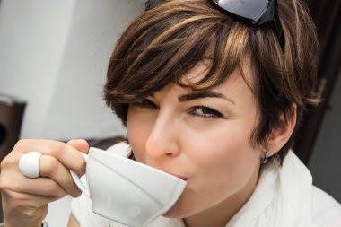 Kahve olan beyaz kadın