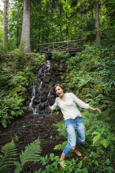 Ung kvinna faller i vattnet — Stockfoto