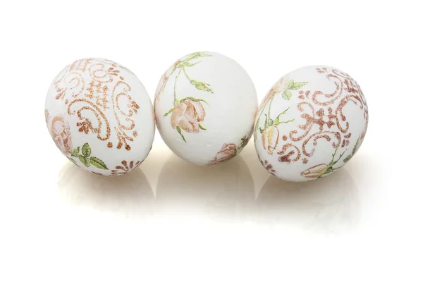 Tres hermosos huevos de Pascua con reflejo —  Fotos de Stock