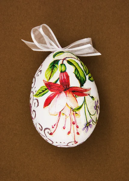 Painted Easter egg with red flower — Stock Photo, Image