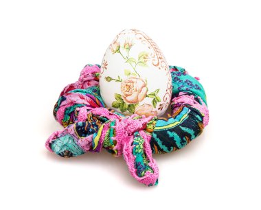 Büyük Paskalya yumurtası ve beyaz arka plan üzerinde renkli atkı