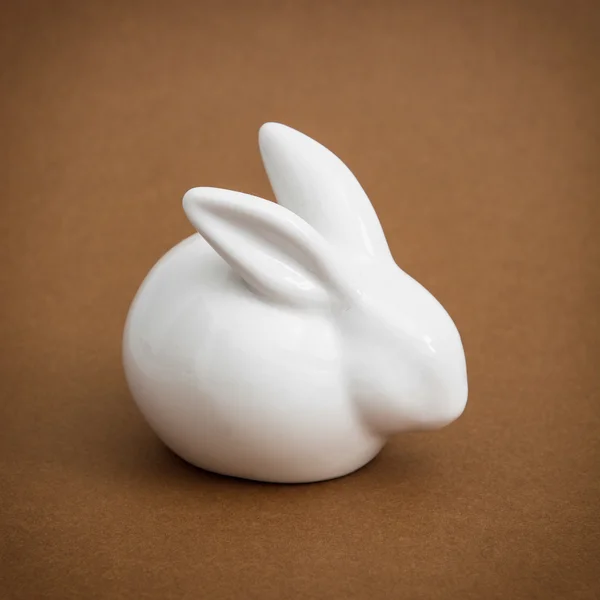 Lapin de Pâques en céramique blanche — Photo