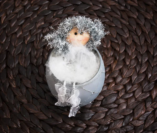 Muñeca decorativa sentada en el tazón de cerámica — Foto de Stock