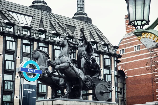 Statue de Boadicea et maison Portcullis à Londres — Photo