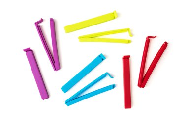 İzole renkli çanta klipler