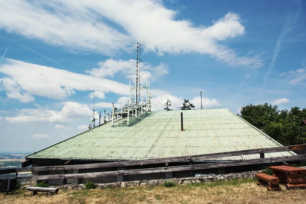 Edificio de telecomunicaciones en la colina de Zobor cerca de la ciudad de Nitra — Foto de Stock