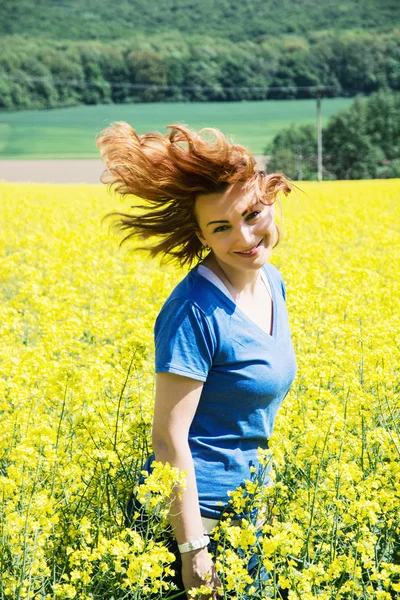 Kolza tohumu alanındaki mutlu genç kadın — Stok fotoğraf