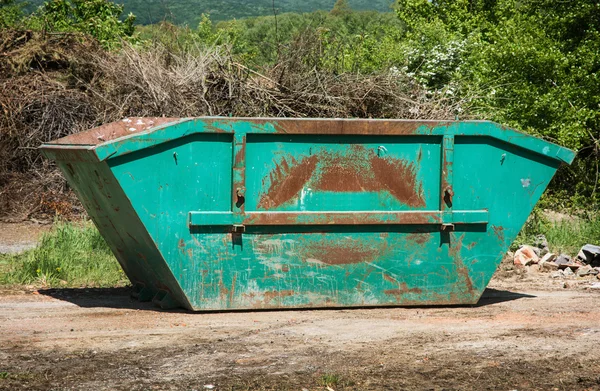녹색 건너뛰기 또는 쓰레기 수거통 — 스톡 사진