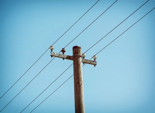 Eletricidade pilão e céu azul — Fotografia de Stock