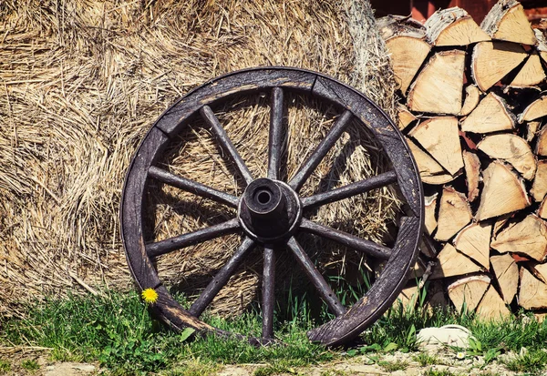 Houten wiel, brandhout en hooi — Stockfoto