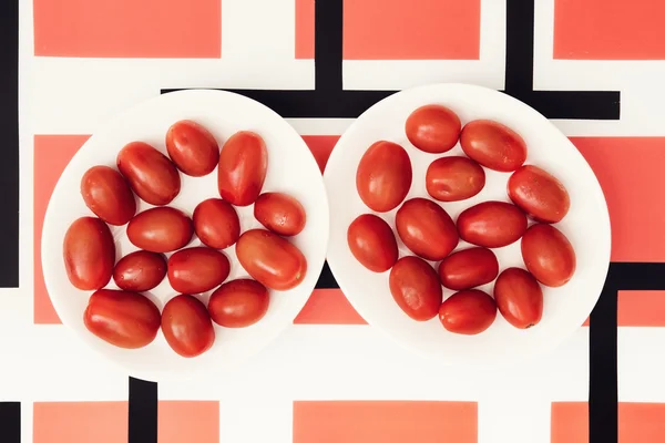 Tomates cereja em pratos brancos — Fotografia de Stock