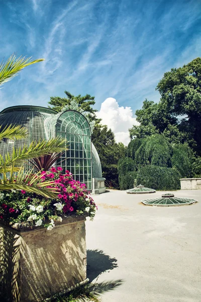 Célèbre serre dans le château de Lednice — Photo