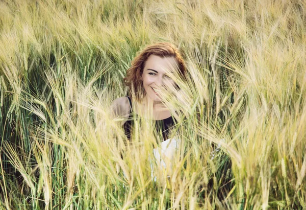 Jonge gek vrouw in het tarweveld — Stockfoto