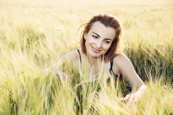 Woman in love is smoothing the wheat cobs — ストック写真