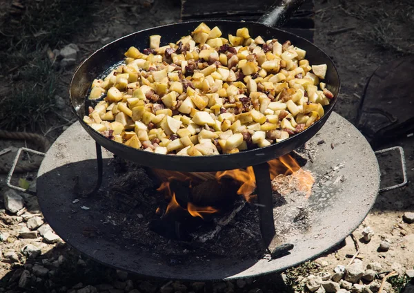 Pancetta fritta delicata con mele su padella di metallo — Foto Stock