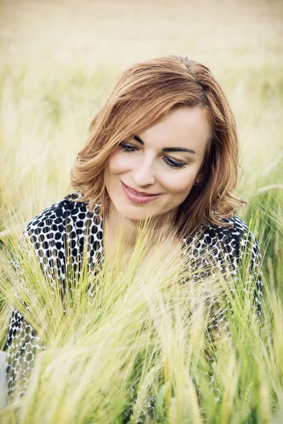 Lovely woman in the field — Stock Photo, Image