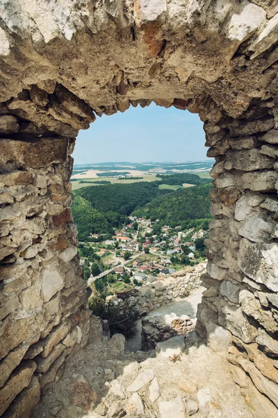 Utsikt över byn Visnove från ruinerna av slottet Cachtice — Stockfoto