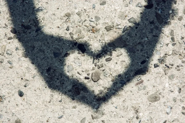 Jeune femme fait ombre de coeur avec ses mains — Photo