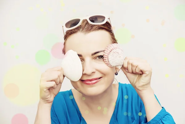 Junge kaukasische Frau posiert mit Muscheln, buntem Bokeh cir — Stockfoto