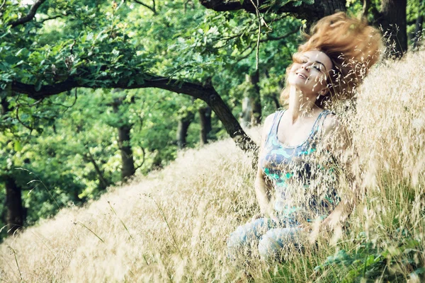 Bella giovane donna getta i capelli sul pendio della collina Zobor — Foto Stock