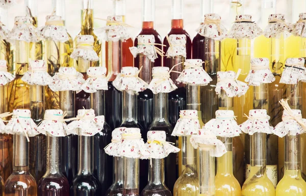 Пляшки алкогольного напою з меду — стокове фото