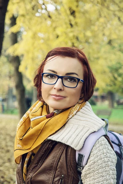 Retrato de mujer joven en la naturaleza de otoño —  Fotos de Stock